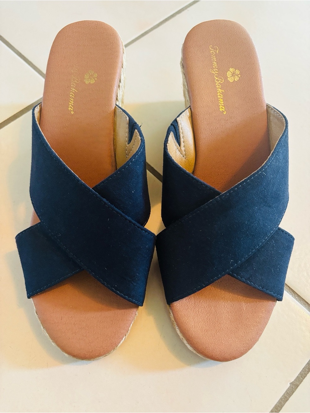 Gently used, TOMMY BAHAMA Slides 💙🏝️